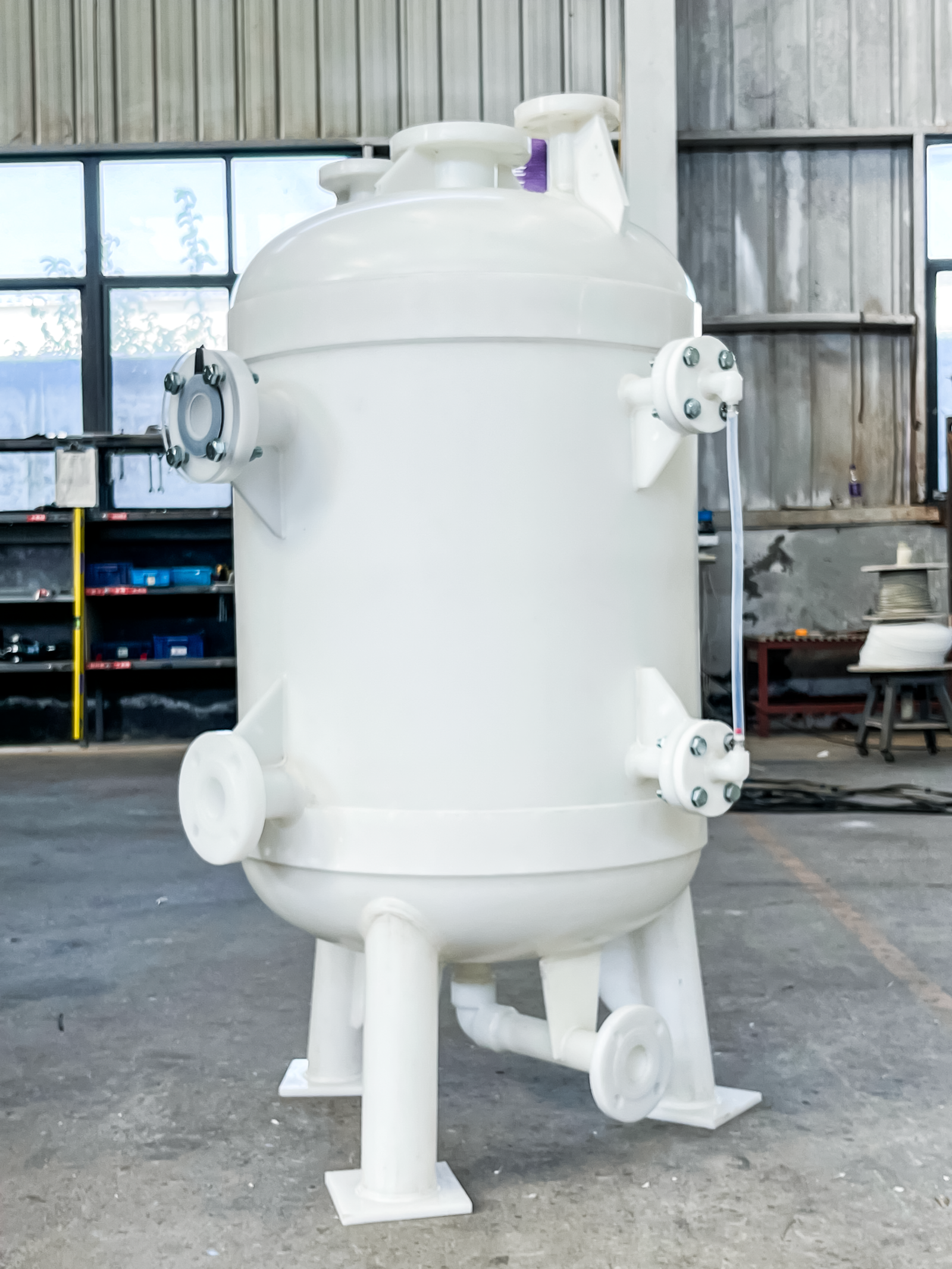 PP/PPH vertical storage tank for bulk storage of non-oxidizing acids and alkalis. Welded polypropylene, corrosion-resistant, custom volume