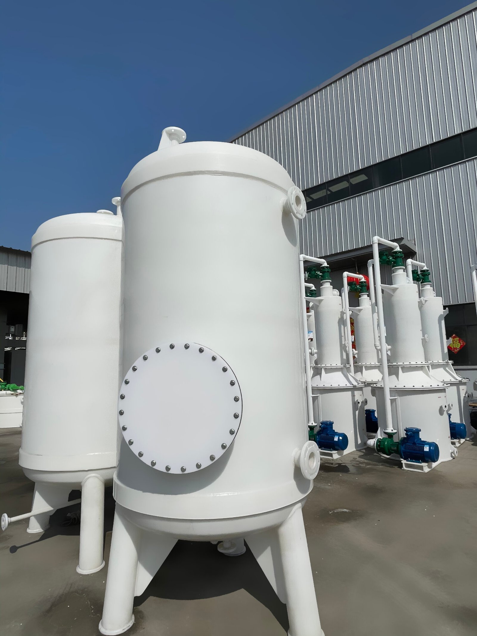 PP/PPH vertical storage tank for bulk storage of non-oxidizing acids and alkalis. Welded polypropylene, corrosion-resistant, custom volume