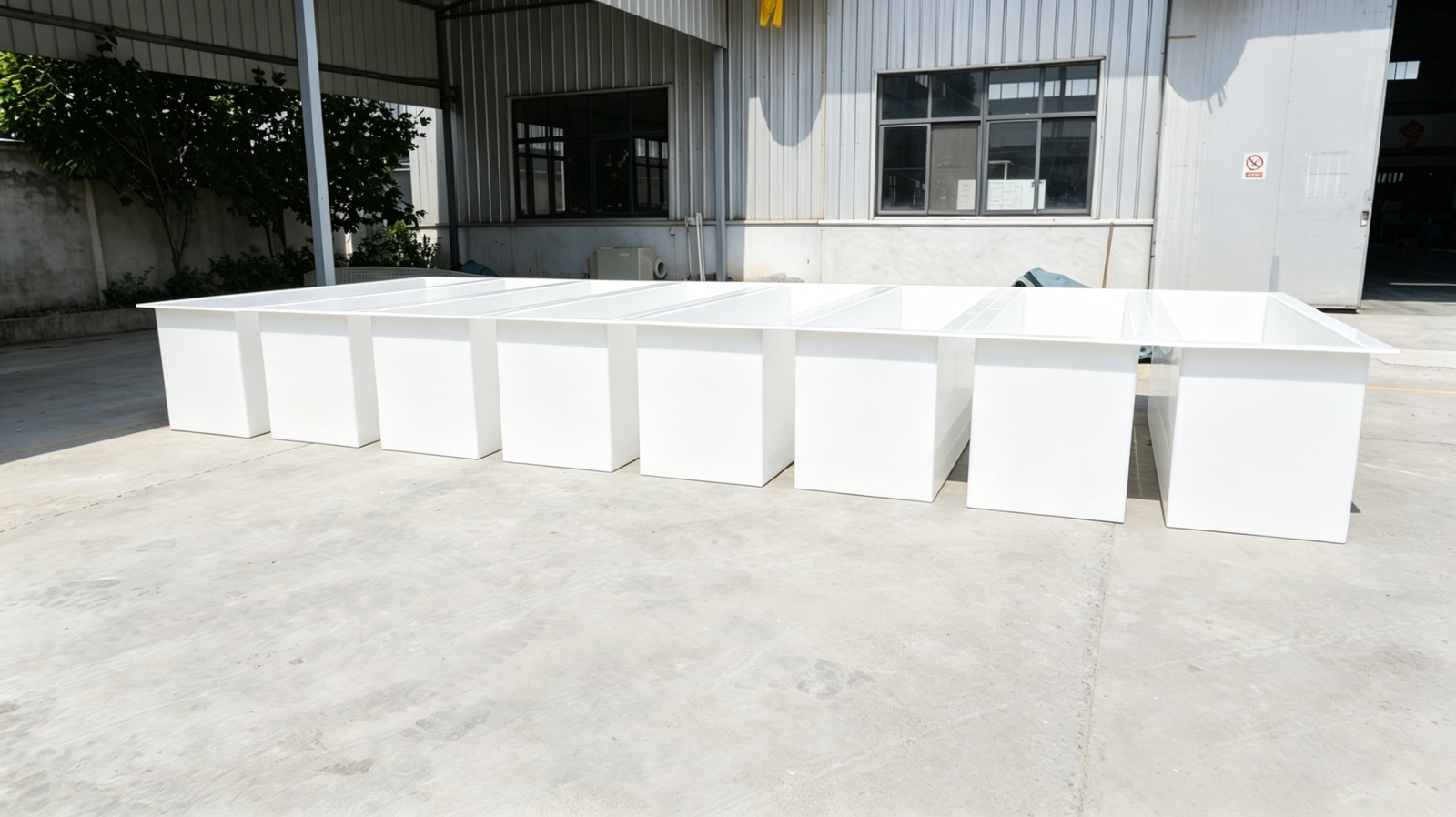 PP/PPH plating tank for electroplating lines — welded polypropylene shell, acid/alkali resistant, with fume lip, heating and filtration interfaces. Custom-built.