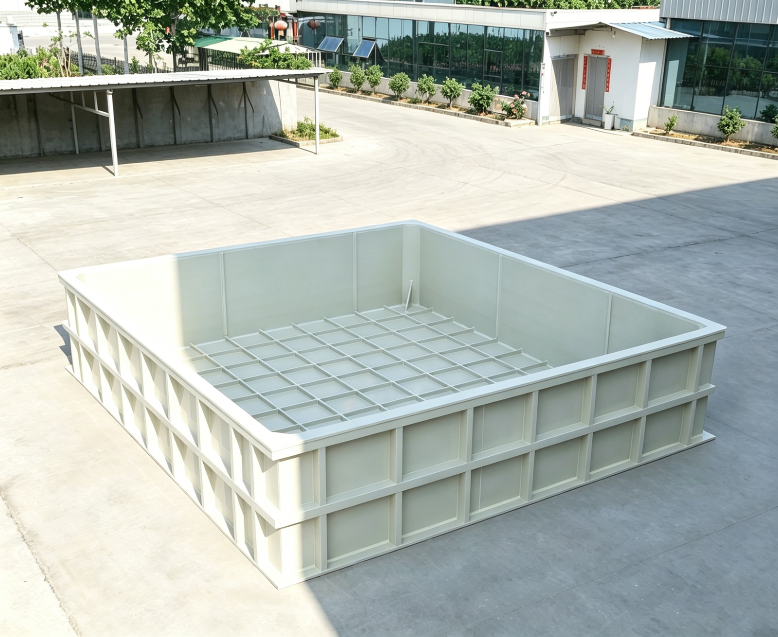 PP/PPH plating tank for electroplating lines — welded polypropylene shell, acid/alkali resistant, with fume lip, heating and filtration interfaces. Custom-built.